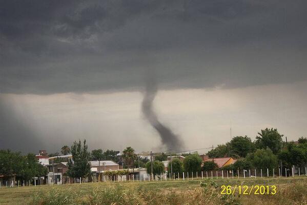 climaencapital's tweet photo. "@Estacion_bcp: #Urgente #Argentina | Tornado sobre San Lorenzo, Santa Fe, al norte de Rosario #foto http://t.co/V1FIGcMcxE" /// Woooooow !!
