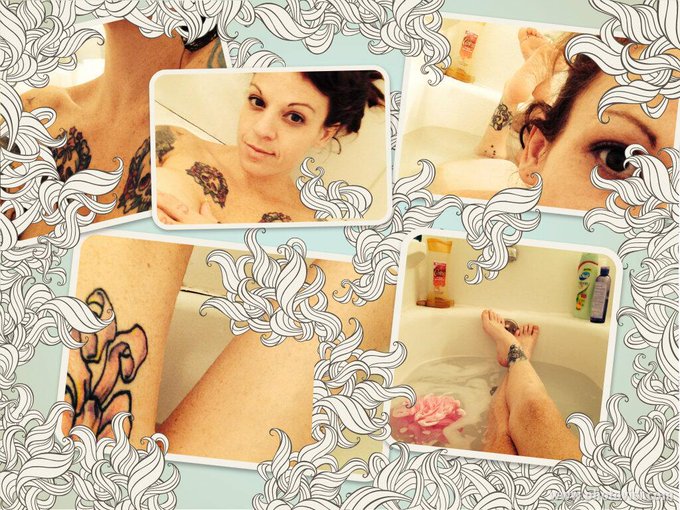 Wanna towel dry this #snowbunnny?  I <3 the way I smell after Bathtime. http://t.co/sgPQsAMjTO  @MILFSpot<a href="/tag/snowbunnny"class="tags">#snowbunnny</a>