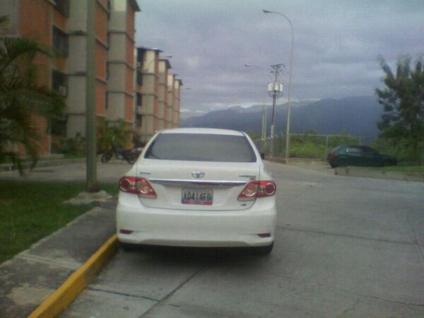 lacolina_4's tweet photo. Se le agradece al vecino que conozca al dueño de este vehículo notificarle que estaciones en zona de visitantes http://t.co/BofnxC7seL
