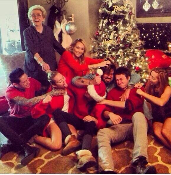 FactsMiley's tweet photo. La familia Cyrus en navidad. http://t.co/HedNRDI1M8