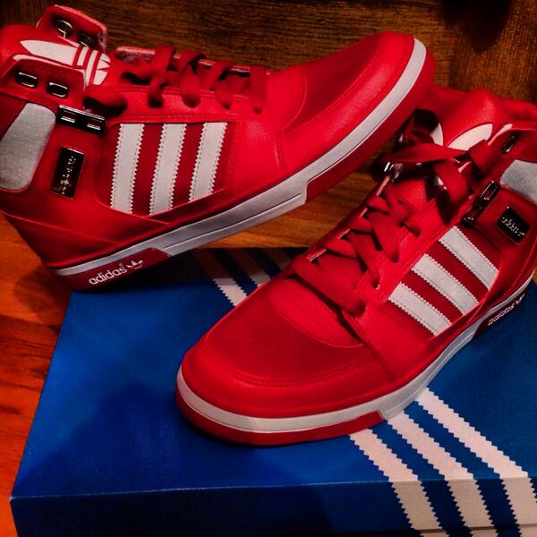 paniccia10's tweet image. New Adidas shoes #swag #adidas #BoxingDay #boxingdaysales