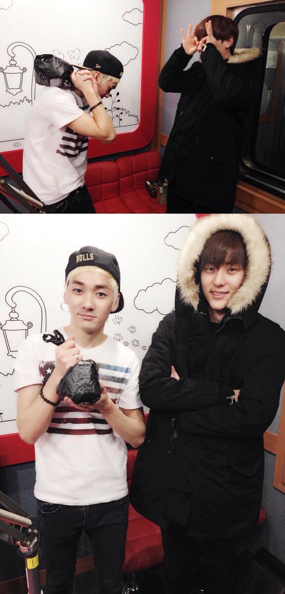 NUEST5Aron's tweet photo. Arong Santa &amp; Minhyun Santa~^^ http://t.co/8sxdY0gBye