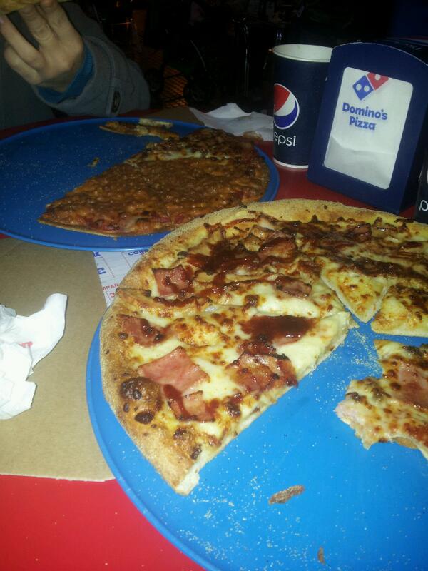abrajamcio's tweet photo. Revienting en domino's pizza... continuamos la dieta navideña! @_angela_marin http://t.co/vV4cBujde7