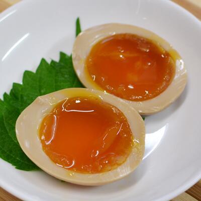 letscooking7's tweet photo. 簡単レシピ：究極の煮卵
①沸騰した鍋に卵をいれて、強めの中火で７分１０秒
②水１カップ、醤油５０ｃｃ、だしの素小１/２、砂糖小さじ１/２、昆布５ｃｍを耐熱皿にいれてレンチン
③卵が出来たら皮を剥いて②につけて半日で出来上がり☆ https://t.co/M69QPbu2uZ