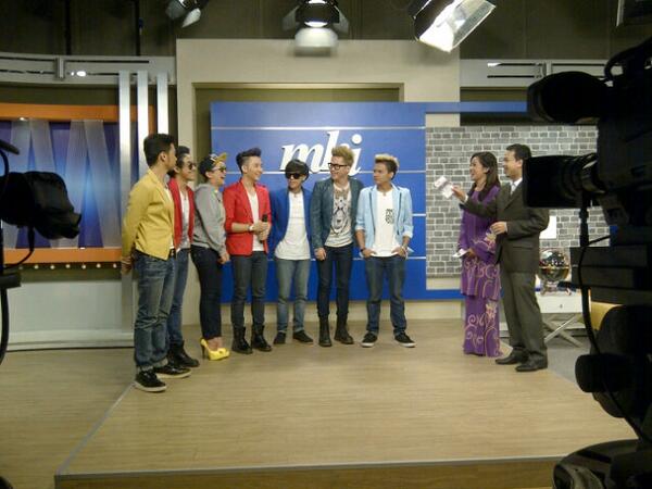 thejjhoseok's tweet photo. RT"@SMASHindonesia: Day 2 SM*SH at TV 3 Malaysia, #ShowcaseSmashStacy :) http://t.co/LXS9HhkWTw"