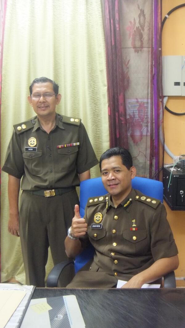 LalaNuriela's tweet photo. "@Rela_Jerantut: bgambar kngn brsma #PRNPhg @msrz81 di bilik PRD @Rela_Jerantut @hasimbinaziz @KP_RELA @relamalaysia http://t.co/kYJ4n2eqNw"