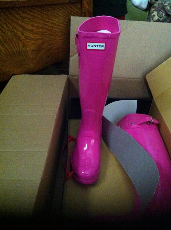 Calcutie1's tweet image. Screw hunter rain boots for not making wide shoes you ruined my Santa gift 😭 #backtothestore I will miss you buuutes