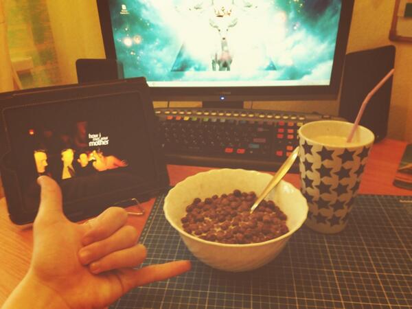 DianovGleb's tweet photo. Все сейчас в школе, а я сижу дома, смотрю #HIMYM , пью какао и ем несквик😊😈#жизньудалась http://t.co/fJQI2MOLLL