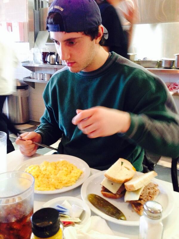 MollsHenry22's tweet photo. @Khens5 can EAT http://t.co/ojZKOvEGHM