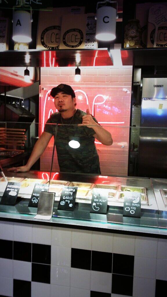 singer_lee's tweet photo. 이피자집 주인장 김조한오빠랑 넘 닮았다...ㅎㅎ http://t.co/hujkbLXcax