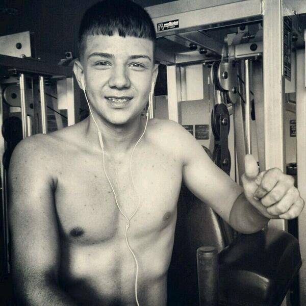 LEALJOSELYN's tweet image. Estas tan guapo