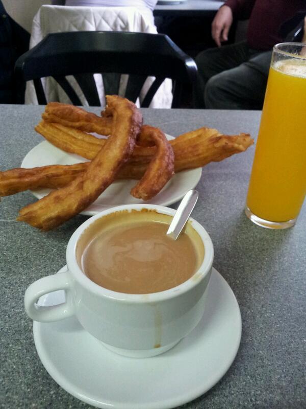 CristiDelPrado's tweet photo. Desayuno rico rico con #Mami y @beadelpp :) :) http://t.co/VXbPVVNWj5