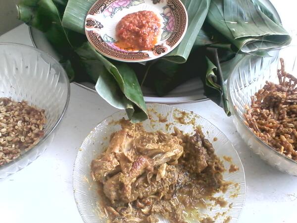 Nasi BAJING (betutu ayam djinggo) hanya 4K.  parkir utara hardys... berangkat..