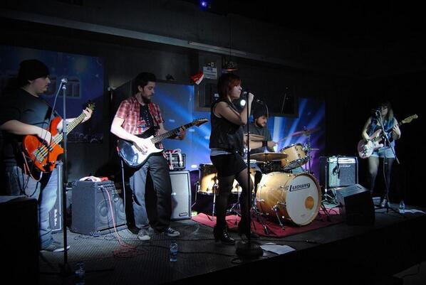 ReadySetPunk's tweet photo. ¡Con @roborrocker metiendo caña! http://t.co/Xlu3mIDpvd