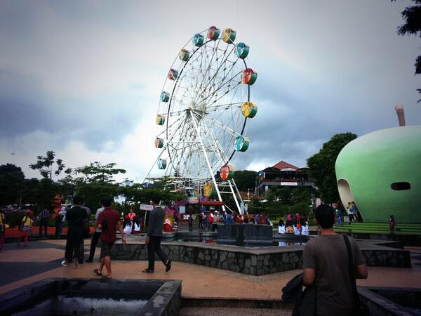 UrbanManID's tweet photo. 18. Itu yg bentuk apel toilet lhoo.. unyu ya.. hahaha #Batu http://t.co/RqzLB295Ih