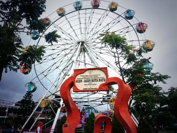 UrbanManID's tweet photo. 16. Fairish Weel.. Ini nih ikon Alun-Alun #Batu http://t.co/lCzmfHcOOV