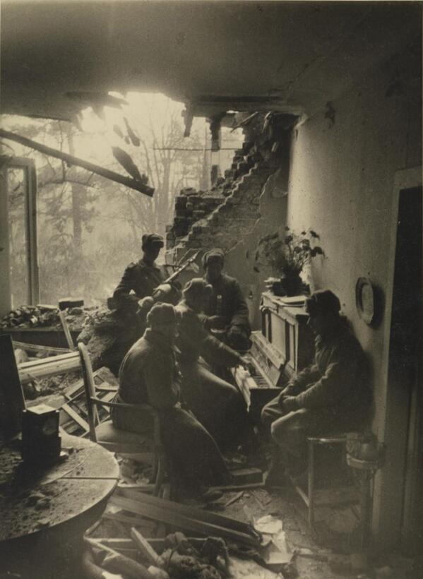Los soldados rusos tocan el piano en una sala destrozada en Berlín, 1945. Por Dmitri Baltermants