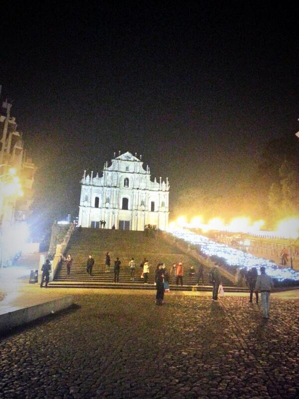 JamesMicah's tweet image. The ruins at night. #RuinsOfStPaul #LessPeople