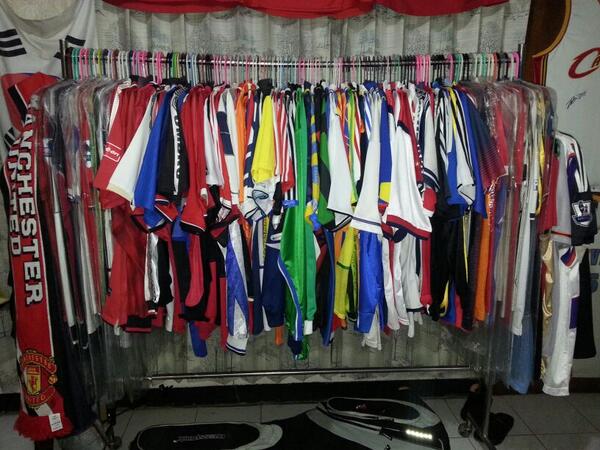 whaone11's tweet photo. RT @whaone11 @Jerseyforum #JerseyKu yg paling berkesan di 2013 gantungan jersey sdh mulai bengkok... tar lagi patah. http://t.co/UD6DgQfpti