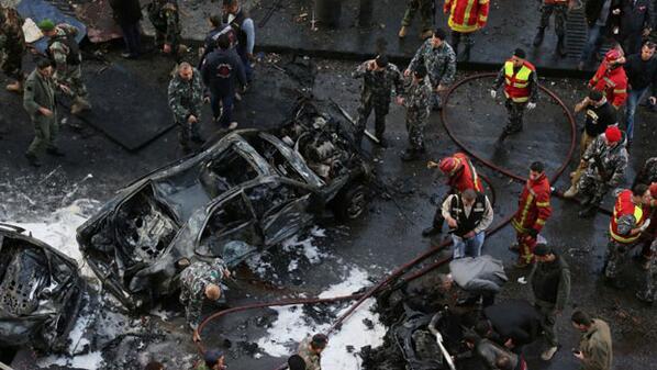 LBCI_NEWS's tweet photo. السيارات المدمّرة في مكان الانفجار في #بيروت #ستاركو #StarcoExplosion #Lebanon تصوير : #AFP http://t.co/9cqkU2bjDC