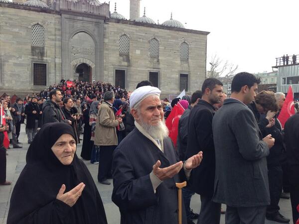 Eller beddua için değil dua için açılır.. #BedduayaKarsıDua