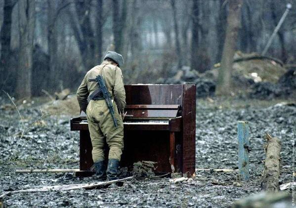 HistoryInTweet's tweet photo. جندي روسي يعزف على بيانو مهجور في الشيشان عام 1994م 
A Russian soldier playing an abandoned piano in Chechnya in 1994 http://t.co/Po3dSkyOEK
