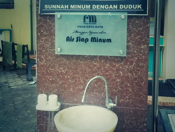 UrbanManID's tweet photo. 8. Nah.. ada yang unik dari Masjid ini. Yang pertama ada keran air yang siap minum 》 http://t.co/6MfL91XGGU