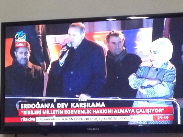 mmtisbtrci01's tweet photo. EVİNE GİREMİYOR BÜYÜKUSTA BU SEVDA ZORLA OLAMAZ @NeslihanCenk @cebrailkara01 @myukselyalcin http://t.co/atZ6zd8oCh