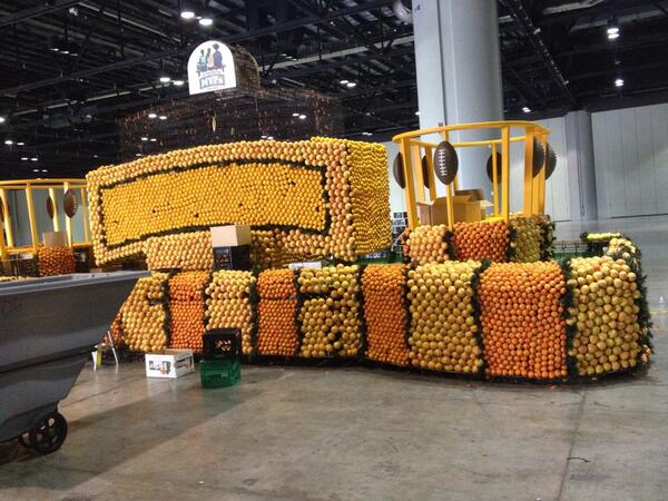 _alexdoesthings's tweet image. #citrus #capitalonebowl #floatbuilders