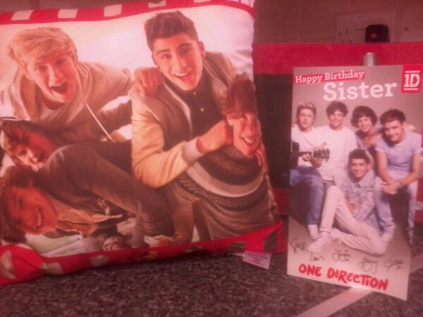 MciverStephanie's tweet photo. I'm pretty sure my little sister will like what I got her for her birthday, Wouldn't you agree!? :-) @onedirection http://t.co/6YSVNnwC7v