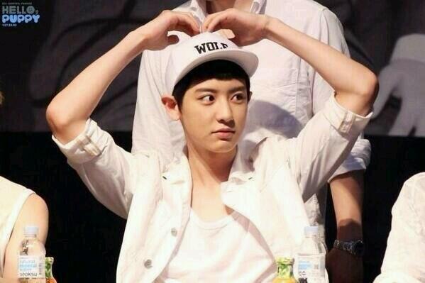 PYROYEOL's tweet photo. @baekxhyunn ..the expression is not right tho here... BUT AT LEAST YOU SEE MY SARAAANGG~ http://t.co/i1Ihh3IjVn