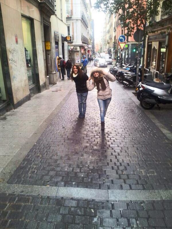 Tatituit's tweet photo. “@CarmenMVL: Y nos fuimos pa Madrid 💕 @Tatituit http://t.co/v6wsFxQ6AA”