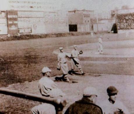 RedSox_History's tweet photo. Until 1934 there was a 10 ft embankment in front of the wall in left known as "Duffy's Cliff" named for Duffy Lewis http://t.co/2oVxAT7Wxh