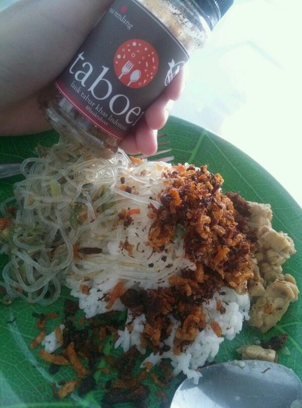 gabytamaraa's tweet photo. Rendangnya nendang! @lauk_taboer http://t.co/kjNEUOx80d
