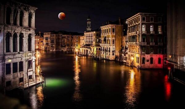 birdahabak's tweet photo. Venedik'te dolunay... ve harika renkler. http://t.co/sVP1j9SZvp