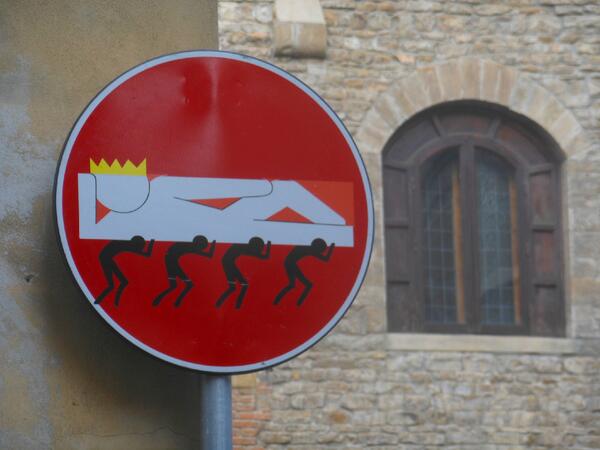 CletAbraham's tweet photo. Il RE e i suoi sostenitori (vanno a votare?)
#Florence #Clet http://t.co/h3bLvWFgY2