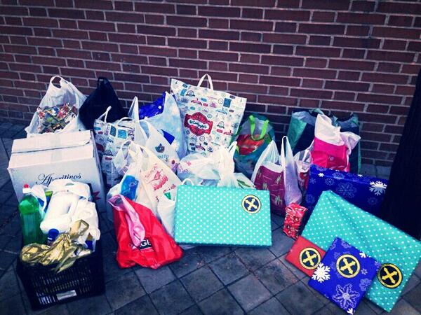 TNTespana's tweet photo. TNT no deja de lado a los españoles, AYUDA A LOS TUYOS. Entrega de alimentos y juguetes a familias en Madrid http://t.co/nOedKVFlDc