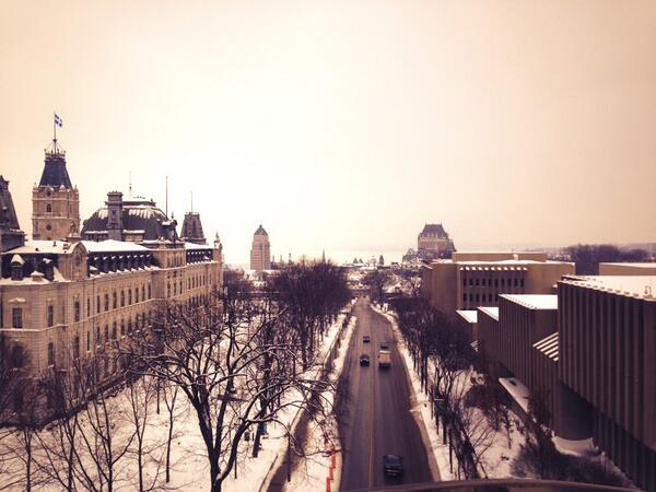 La Grande Roue, en pleine rue sur la Grande Allée, offre une vue imprenable sur la ville de #quebec <a href="/villequebec/">Ville de Québec</a>