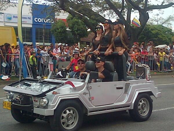 Seguimos en la <a href="/FeriaDeCaliOf/">Feria de Cali</a> y el Desfile de Carros Antiguos.