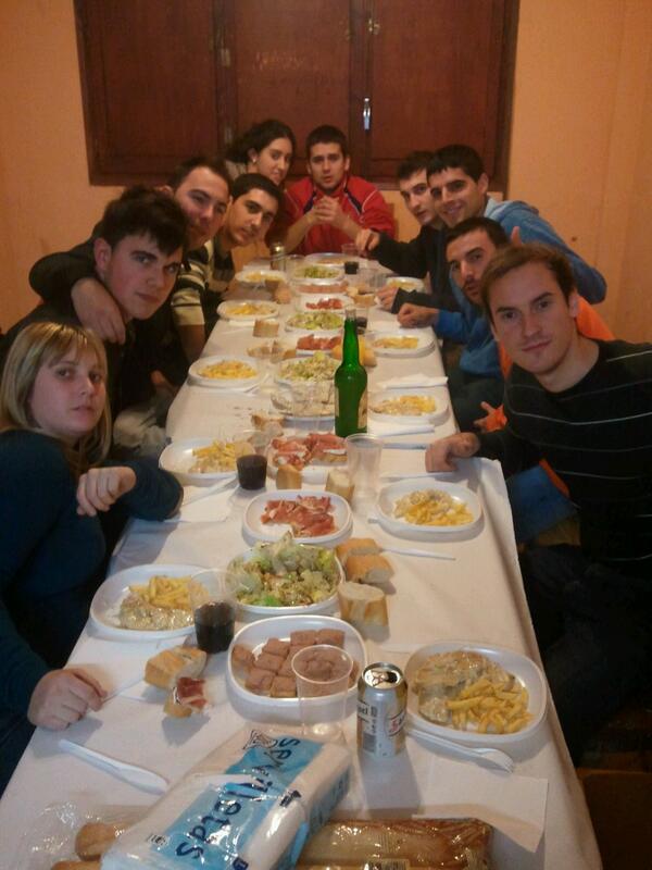 juanytomate's tweet photo. cenita con @alvaropvarea @trontxo90 @javiladron @lauratnt90 @preciyeye http://t.co/18vG5gdxH1