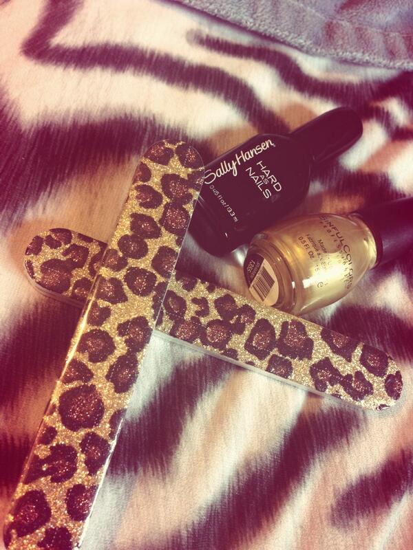 's tweet image. sooo who wants to come over and do cheeta print nails with me😍 #Pleaseeee🐯🐯