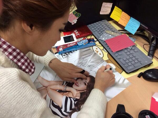 lashow1314's tweet photo. 2013년 마지막 주말, 잘 보내고 계신가요? 불금은 라리가쇼와 함께 하셨고요? ㅎㅎ 정인영아나운서가 정성들여 사인한 브로마이드가 퀴즈 정답자 한 분에게 날아가니까요! 방송 보시고 응모 많이해주세요~^^ http://t.co/yCuX4rbTUU