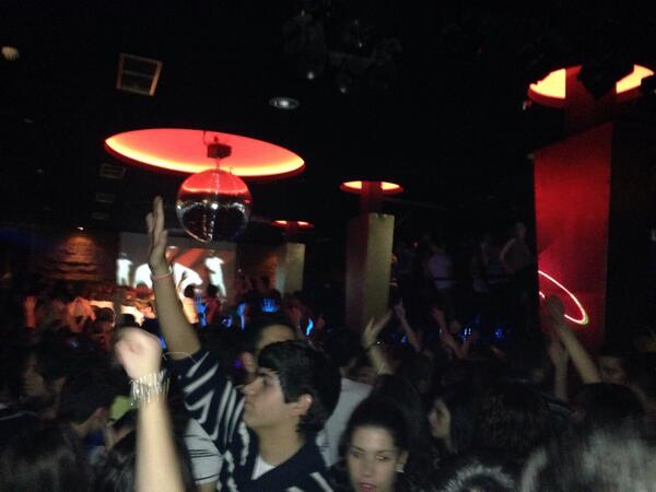 Gemalox's tweet photo. "@alvaro_pozo85: En discoteca Q ke lo peta!!! http://t.co/RKFzGXJoCj"