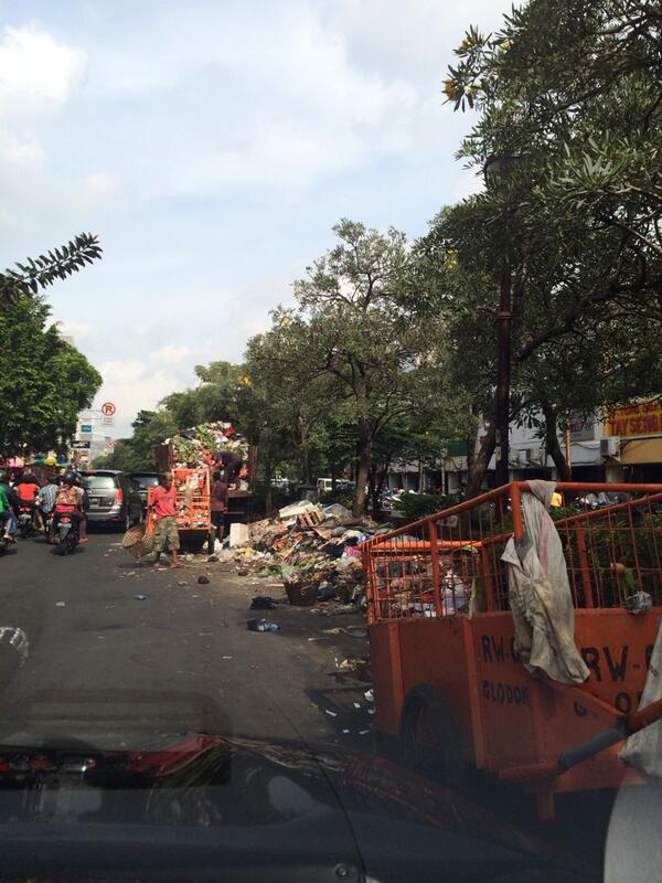 saintliaw's tweet photo. @basuki_btp pembuangan sampah di tengah jalan di Jl. Pancoran Raya (glodok) jakarta barat. Mengganggu jalan dan bau. http://t.co/2Nf7CCb1UM