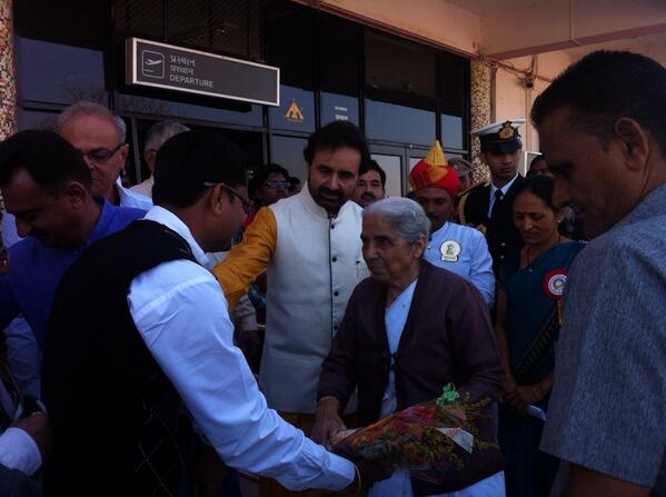 LalbhaG's tweet photo. Gujrat governer Shrimati Kamlaji And Ex.Minister of Gujrat Shri Shktisinhji GOHIL with me... http://t.co/039pE4bwb6