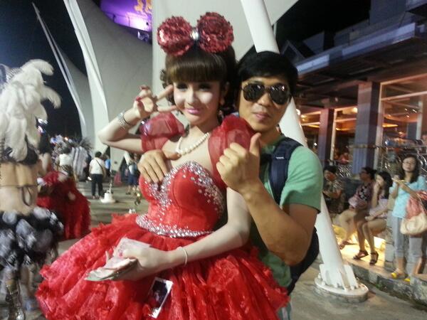 bulbaba76's tweet photo. 여기는 태국 푸켓 게이쇼를 관람하고 최고로 이뿐게이쇼걸과 한컷~^
제손을 가슴으로 걸치라해서... http://t.co/7q7iaL496Y