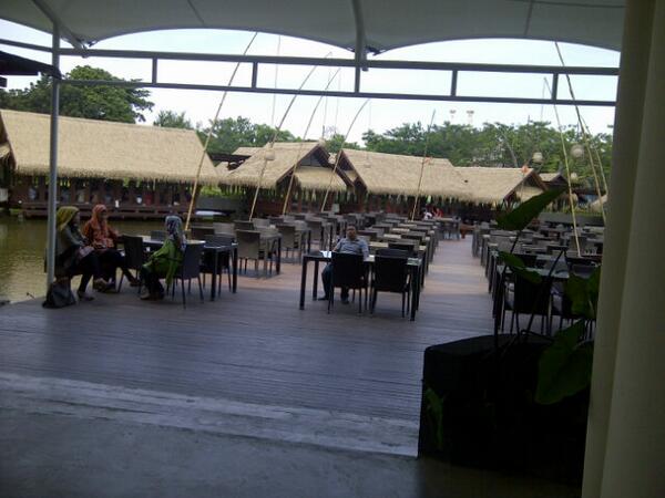 Pantesan sering buat shooting acara romantis, lha emang sikonnya adem ayem gini. #restorantelagasampiren