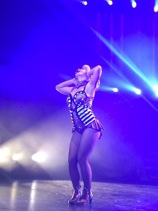 Britney: Piece Of Me >> Residencia en Las Vegas - Página 48 BcjU08UIEAAtsER