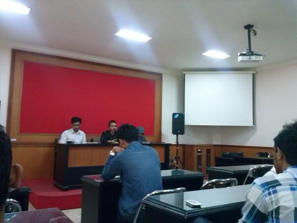 HMJM_UMM's tweet photo. Hari ini Lembaga intra FEB rapat di ruang sidang. ada @BEMFEBUMM  @Hmj IESP @HMJ_Akun_UMM dll http://t.co/by273EG0Oi