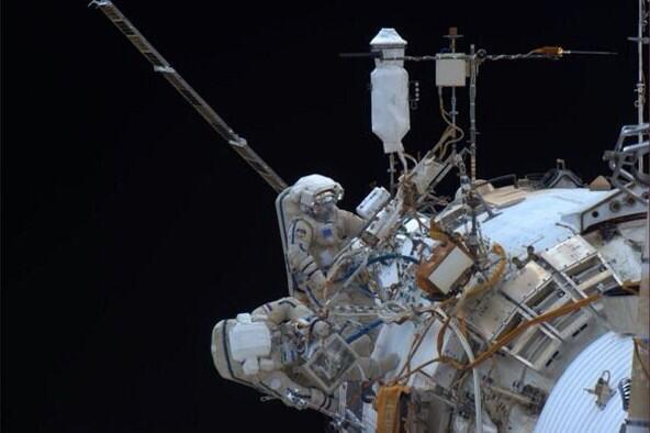 Космонавты побили рекорд пребывания в космосе в российских скафандрах - фото 2